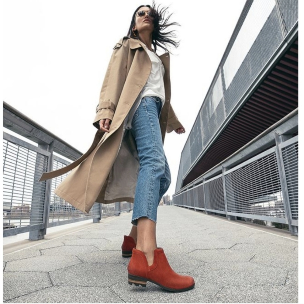 Sorel Lola Suede Cut Out Waterproof Boot Carnelian Red Orange size 8 Comfort
